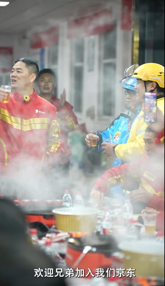 刘强东给美团饿了么骑手敬酒欢迎