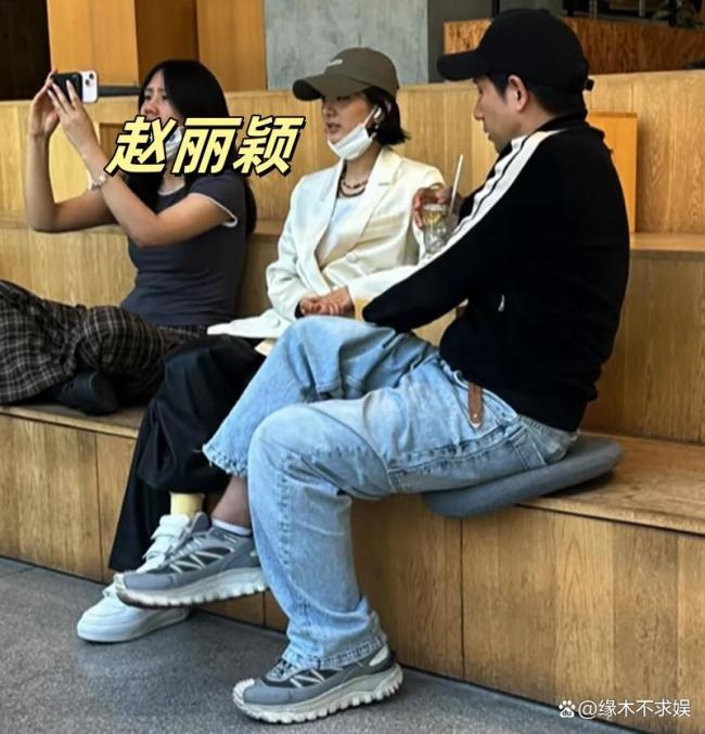 赵丽颖被偶遇 与男友人互动疑约会 疑似恋情曝光