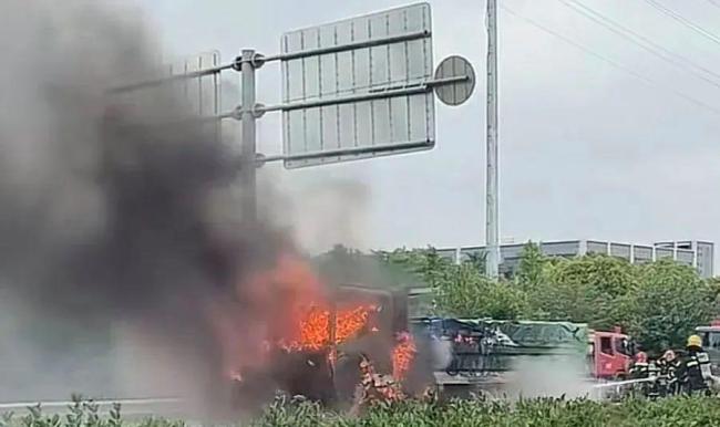 上海两港大道土方车起火 无人员伤亡