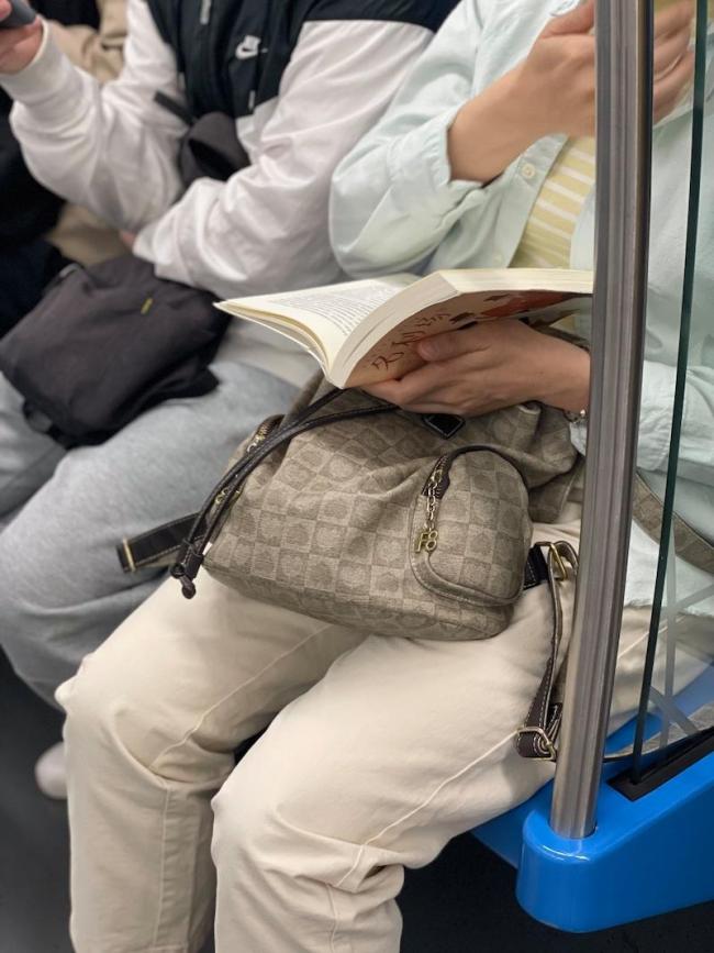 地铁上的读书人 七年记录通勤阅读瞬间