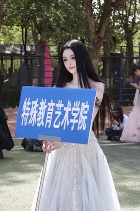 聋哑女生因容貌美得不真实被质疑 特殊群体的努力与友善
