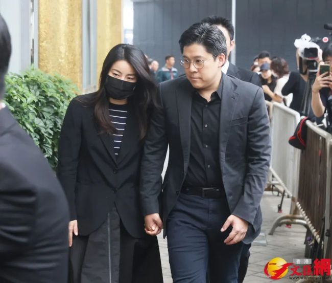 郭晶晶出席李兆基葬礼好疲惫！和霍启刚手牵手，小叔子站后面真帅 各界人士共寄哀思