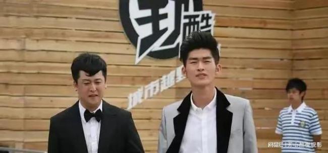 网友换驾照偶遇张翰 素颜现身引热议