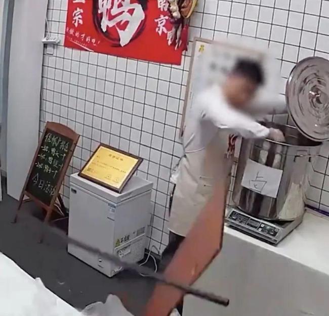 卤味鸭老板账号被禁言 摆拍争议引发关注