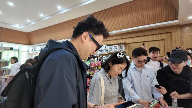 韩媒记者团熊猫谷“扫货” 盛赞中国购物超便捷