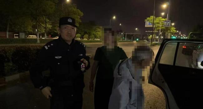 耳背老人地铁站遛弯迷路幸得民警相助