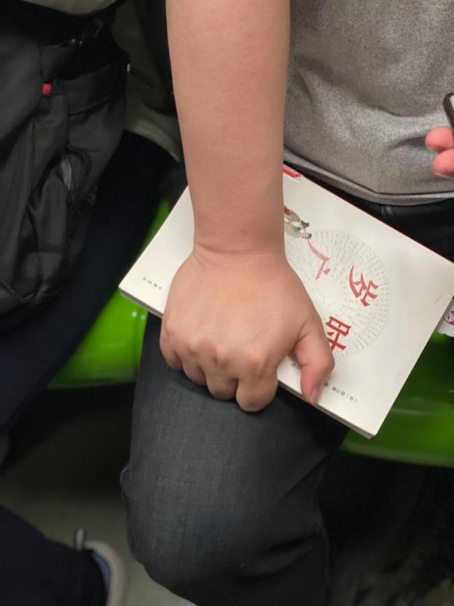 地铁上的读书人 七年记录通勤阅读瞬间