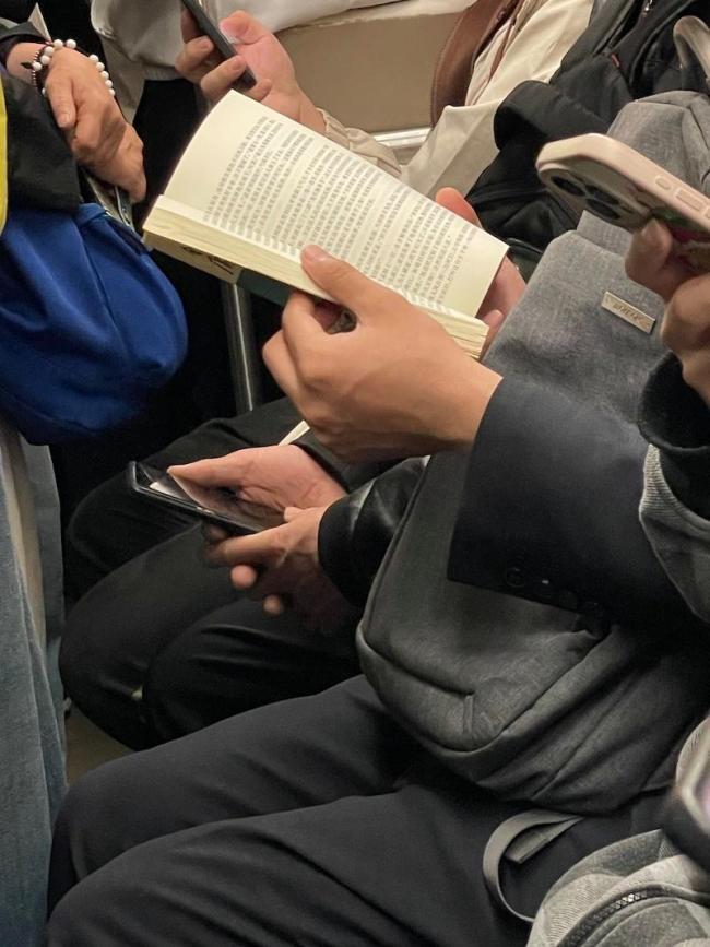 地铁上的读书人