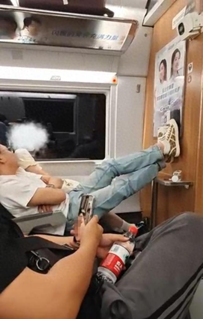 女子高铁上被骚扰男子阻止