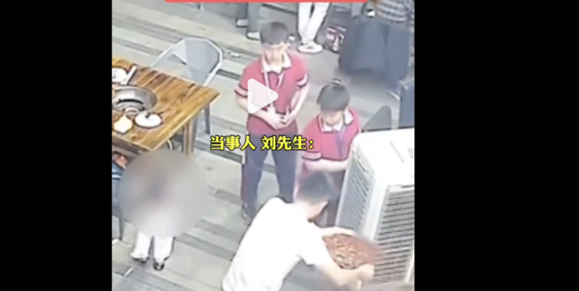 男子端滚烫火锅躲避孩子烫伤自己 紧握锅柄保护儿童