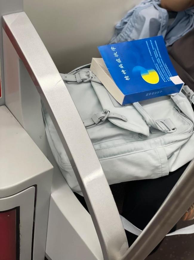 地铁上的读书人 七年记录通勤阅读瞬间