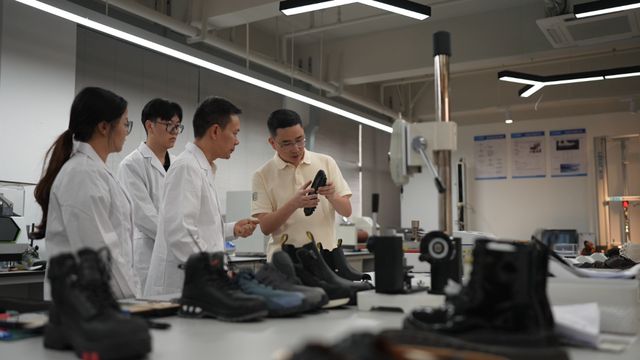 外贸企业探索内销市场，这个温州“老鞋匠”在直播间火了
