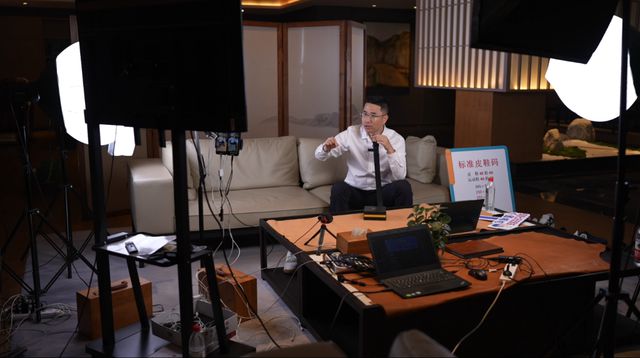 外贸企业探索内销市场，这个温州“老鞋匠”在直播间火了
