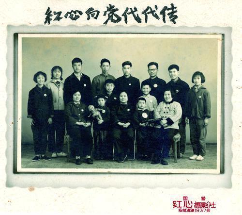 文化中国行 | 西安一摄影师收藏历时百年5000张民间家庭影像，被称“民间影像档案守护者”