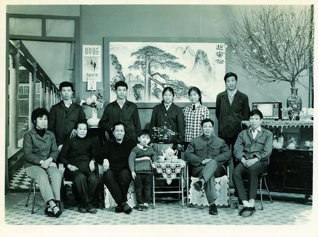 文化中国行 | 西安一摄影师收藏历时百年5000张民间家庭影像，被称“民间影像档案守护者”