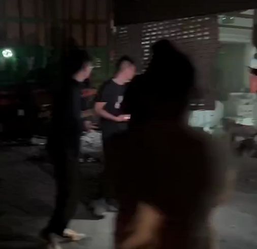 深夜半挂车推着小轿车撞进银行大厅，目击者：银行紧挨十字路口，存安全隐患