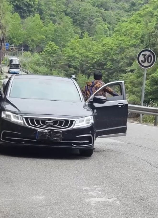 网友称风景区内“公务车”遮挡前后牌；永嘉交警：已关注，正核实
