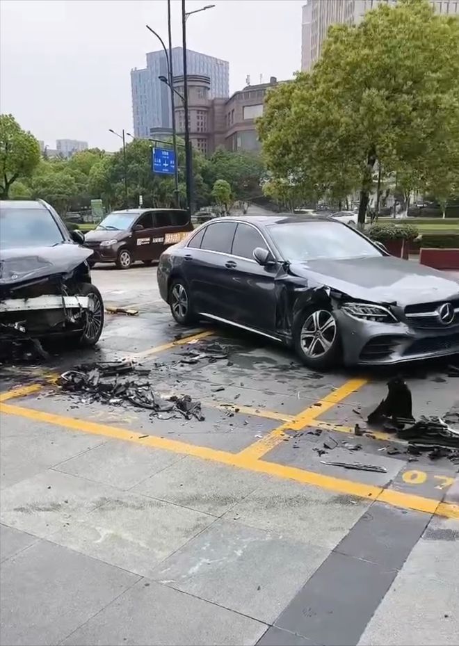 极氪7X停车场内失控7车受损，实习女司机回头聊天肇事？萧山交警：“直愣愣撞上去的”