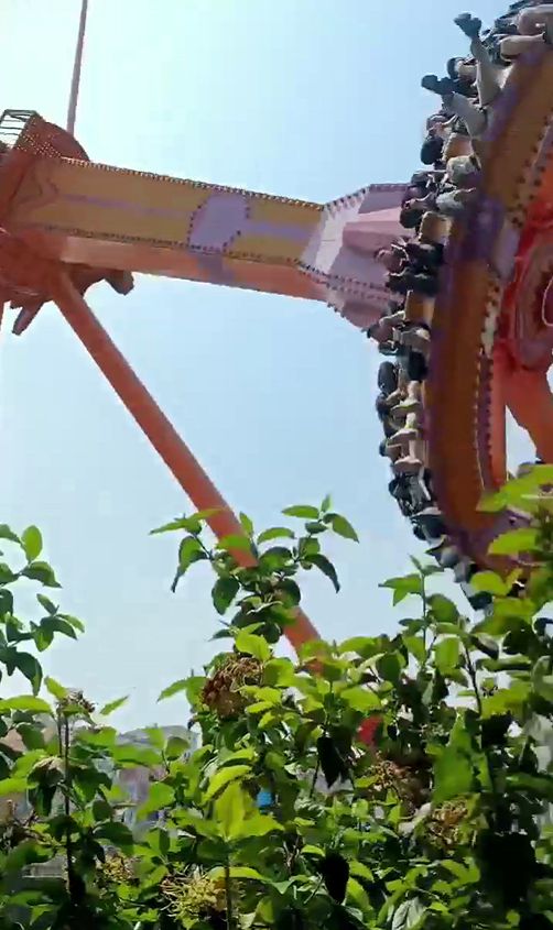杭州乐园大摆锤悬停空中1分钟，有学生吓到“腿软”；乐园回应：“两边体重恰好持平，概率万分之一”