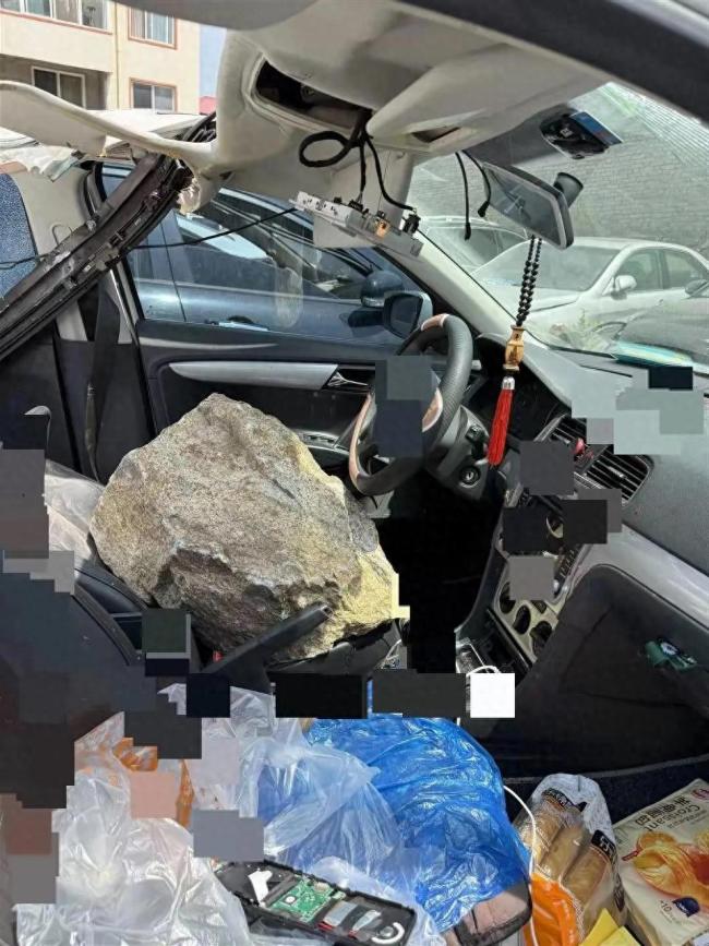 私家车被山体落石砸中 司机当场遇难