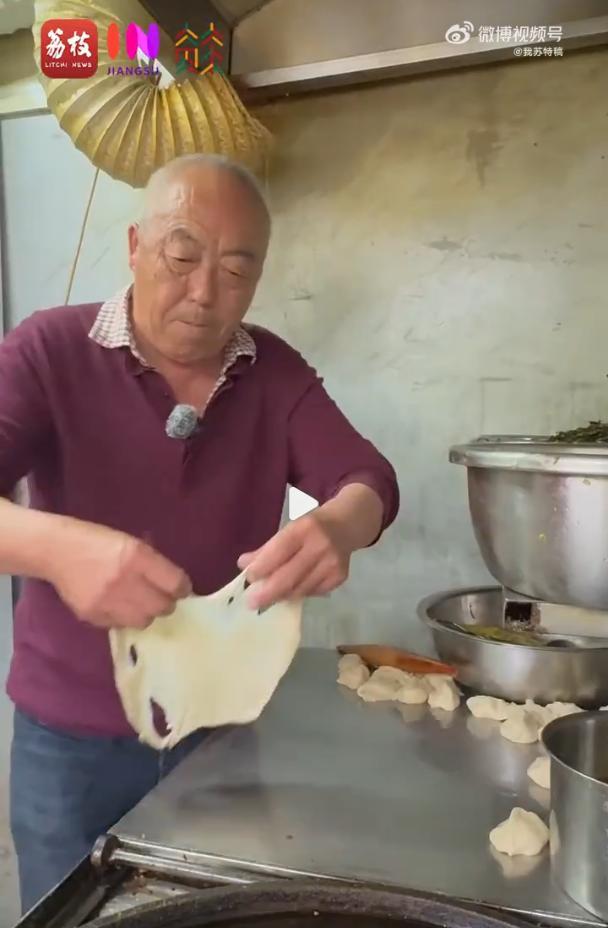 大叔25年卖鸡蛋饼挣4套房