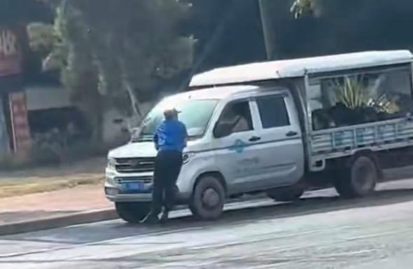 当地回应摊贩驾车撞执法人员