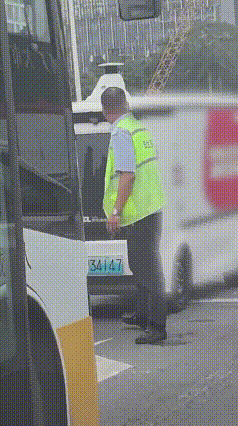 深圳无人快递车与公交车“顶牛”，无人地图未更新发生错误；专家：技术测试存风险评估缺位