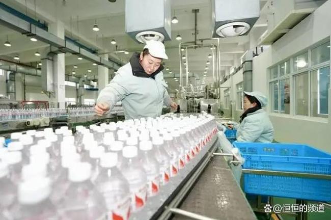 娃哈哈一边裁员一边找人代工 老员工困境引发关注