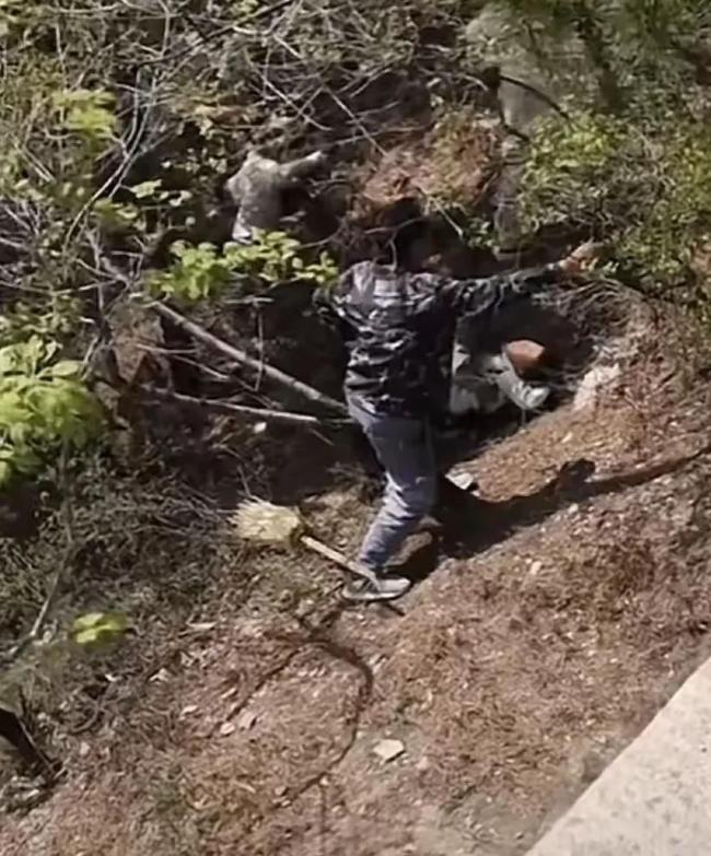 私家车被山体落石砸中 司机当场遇难 家庭支柱陨落