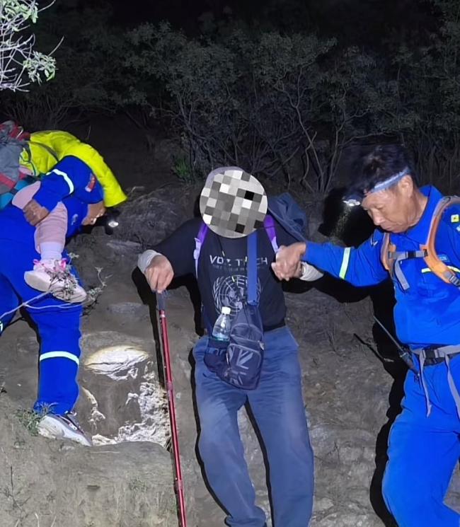 一家7口三代人被困悬崖凌晨获救