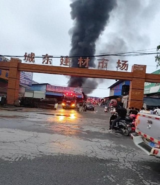 广西平果一建材市场清晨起火，当地消防：火势已得到控制，事故原因正调查