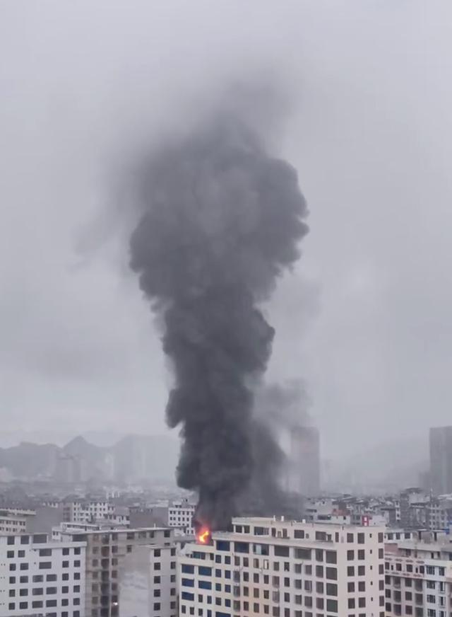 广西平果一建材市场清晨起火，当地消防：火势已得到控制，事故原因正调查