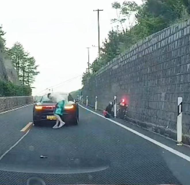 保时捷跑车被指飙车撞倒摩托换车牌？警方通报：司机涉嫌危险驾驶已刑拘