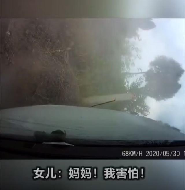 “女子不顾俩幼童哭喊‘妈妈害怕’，驾车狂飙撞击载夫前车”；记者核实：事发5年前，万幸没伤人
