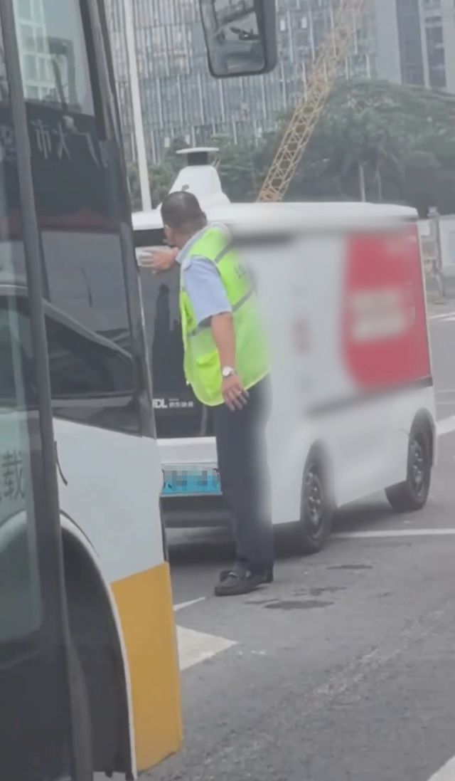 深圳无人快递车与公交车“顶牛”，无人地图未更新发生错误；专家：技术测试存风险评估缺位