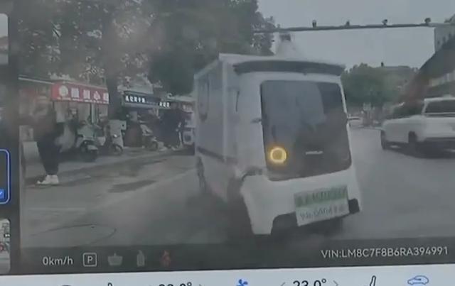 深圳无人快递车与公交车“顶牛”，无人地图未更新发生错误；专家：技术测试存风险评估缺位