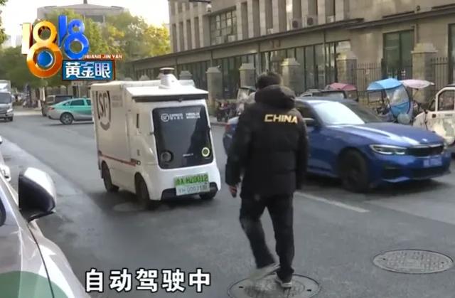 深圳无人快递车与公交车“顶牛”，无人地图未更新发生错误；专家：技术测试存风险评估缺位