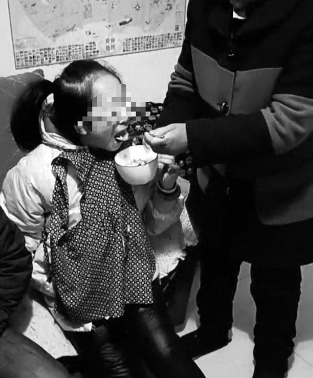 “索赔损坏的眼镜后，我成了班上的国宝”，13岁女孩应激创伤一度需穿纸尿裤；专家：“软欺负”后果也很严重