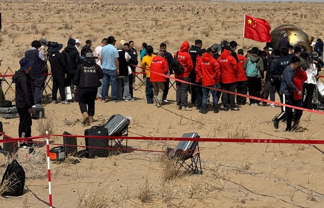 央视总台记者携网翎卫星上网机圆满完成神十九返回舱直播任务