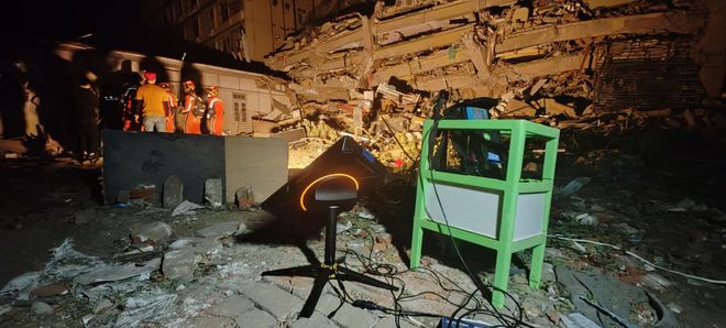 央视总台记者携网翎卫星上网机圆满完成神十九返回舱直播任务