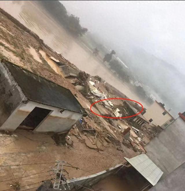 上下游老新河堤被指高度不同现“豁口”，洪水冲垮村民祖屋；当地回应：是百年不遇天灾
