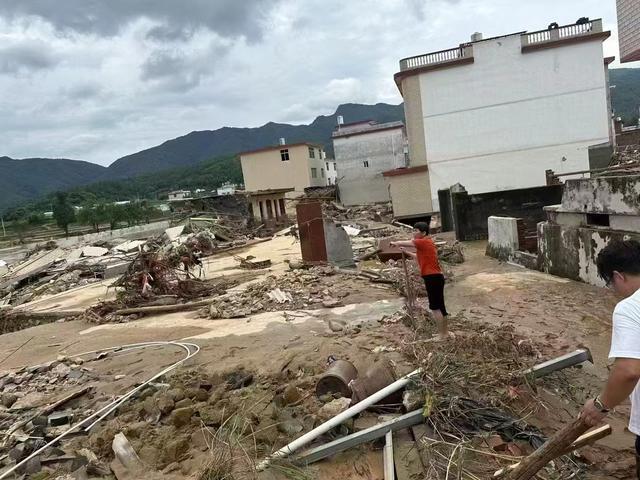 上下游老新河堤被指高度不同现“豁口”，洪水冲垮村民祖屋；当地回应：是百年不遇天灾