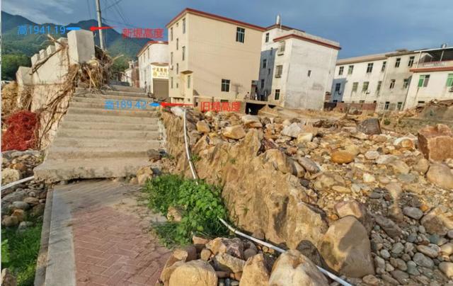 上下游老新河堤被指高度不同现“豁口”，洪水冲垮村民祖屋；当地回应：是百年不遇天灾