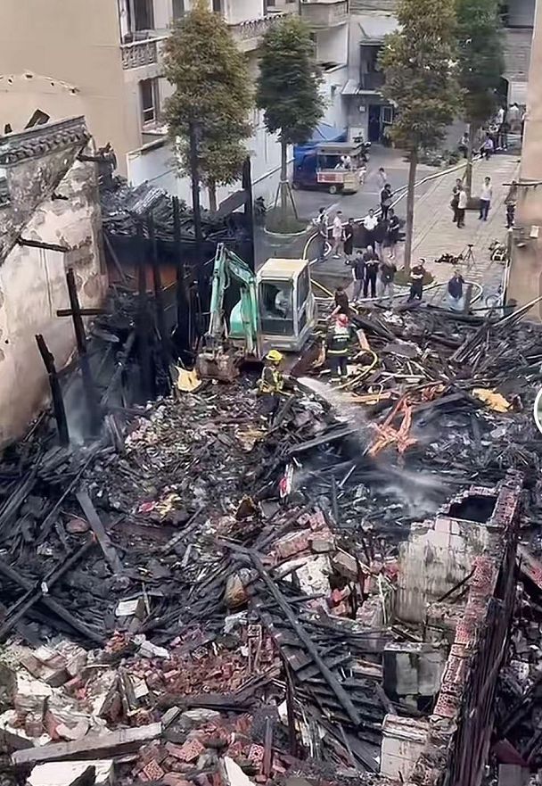 长沙一金丝楠木展厅突起火，当地通报：未造成人员伤亡，起火原因正调查