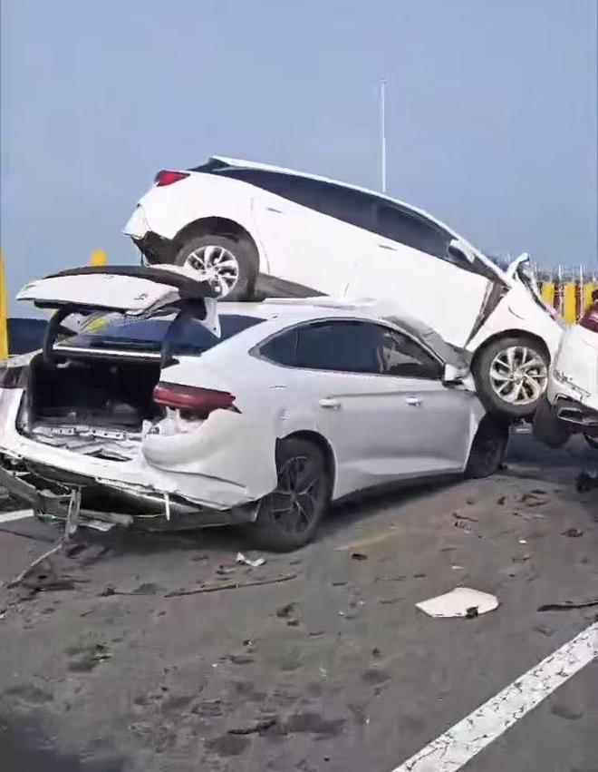 高速大桥变道引发连环车祸，白车“骑”隔离栏将另一车压下面，江西交警称未造成人员伤亡
