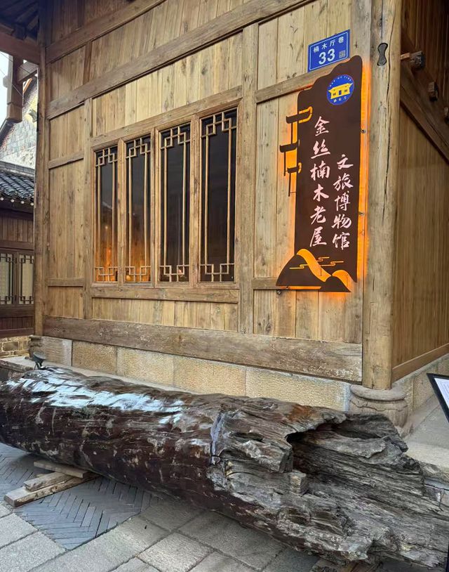 长沙一金丝楠木展厅突起火，当地通报：未造成人员伤亡，起火原因正调查