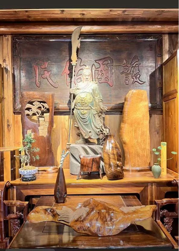 长沙一金丝楠木展厅突起火，当地通报：未造成人员伤亡，起火原因正调查