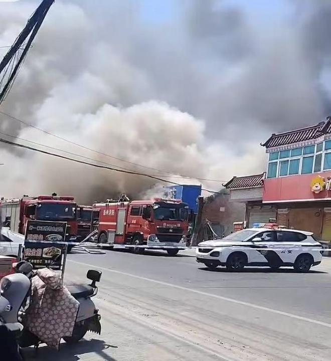 五一长假扬州临街超市起火，消防现场紧急扑救，当地称未造成人员伤亡