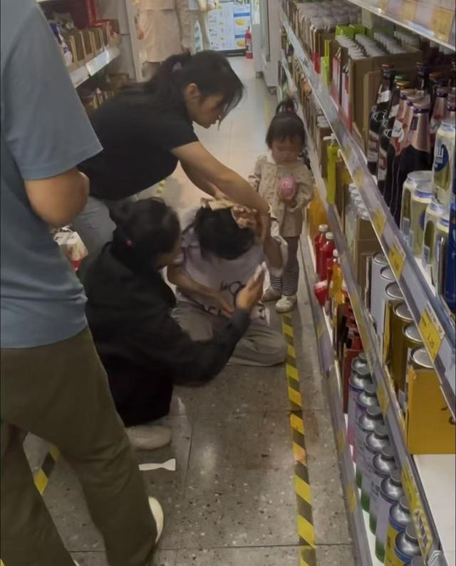 西安超市内暖心一幕：带娃女子突发癫痫摔伤头部，购物女护士闻讯及时施救