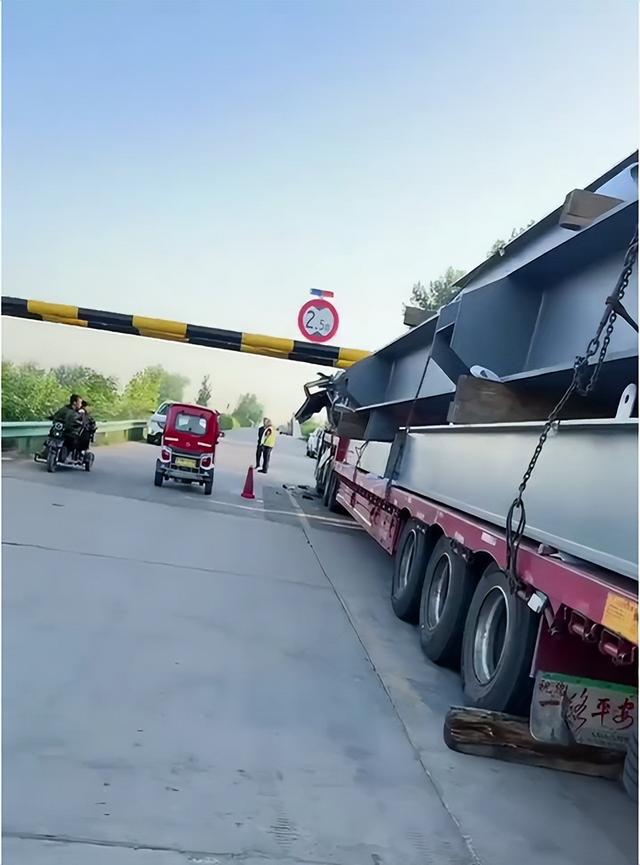 货车夜晚被2.5米限高栏“削顶”，司机受伤，交通局：设有通告司机没留意